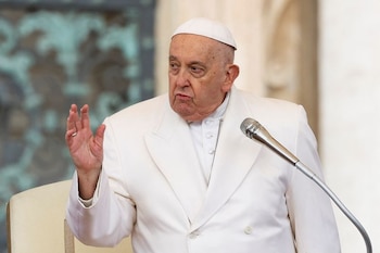 El Papa Francisco bendice a