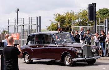 El rey Carlos III y la reina consorte, Camila, utilizaron este Rolls-Royce de 1977 para su primer viaje este viernes al Palacio de Buckingham. (REUTERS/Andrew Couldridge)