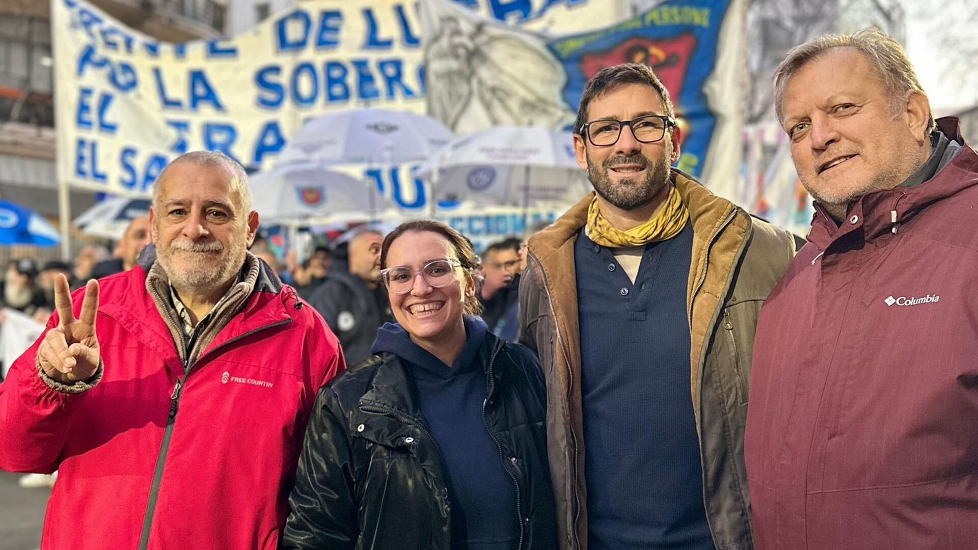 Edgardo Llano, de APA (primero a la izquierda), y Pablo Biró, de pilotos (a la derecha), integrarán la nueva CATT
