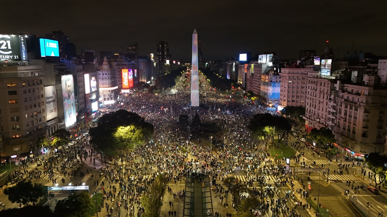 Miles de personas se concentran en el Obelisco a pesar de la derrota de la selección argentina ante España en la final del Mundial