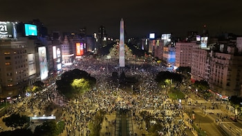 Pese a la derrota de Argentina, miles de personas se concentran en el Obelisco: las fotos desde el dron de Infobae