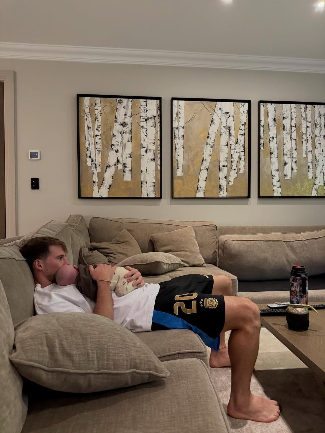 Alexis Mac Allister compartió imágenes familiares desde Liverpool y mostró su nueva vida como padre primerizo junto a Ailén Cova y Alaia (Instagram)