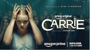 Mujer joven con cabello rojizo, tiara y vestido azul, manos en la cabeza. Figuras borrosas de fondo. Texto: Carrie, Mike Flanagan, Stephen King, Amazon Prime, 7 de octubre
