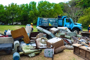 Personal municipal de San Salvador Centro recolecta muebles, electrodomésticos y otros residuos voluminosos durante una jornada de limpieza en quebradas y zonas verdes (Cortesía @DesechoSolidos).
