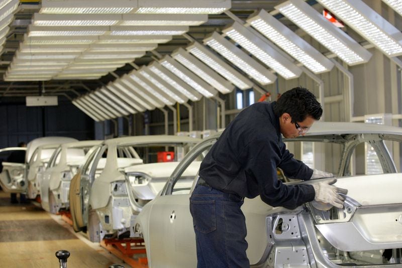 Inegi informó una baja de 2.19% en la producción de vehículos ligeros en julio y una caída de 9.69% en exportaciones. REUTERS/Imelda Medina/Archivo