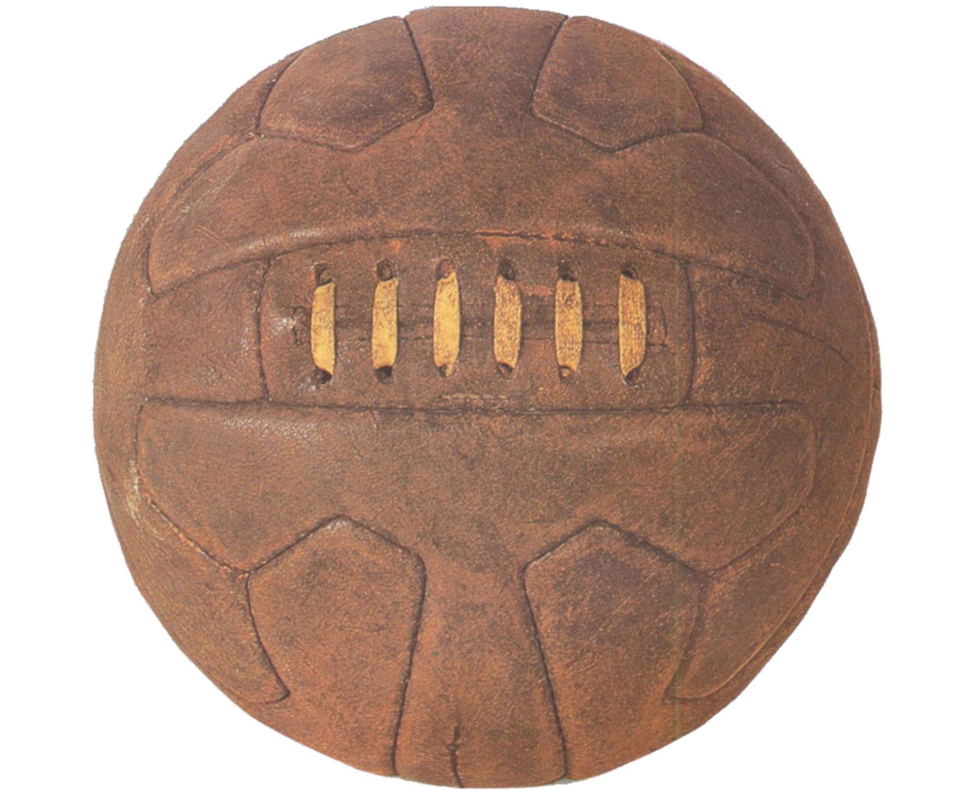 Pelota de cuero modelo italiano. En su interior existía una vejiga. Fue la primera y única pelota en utilizar un cordón de algodón, por lo que incitaba a los jugadores a cabecear la pelota. Sus gajos externos tienen forma de