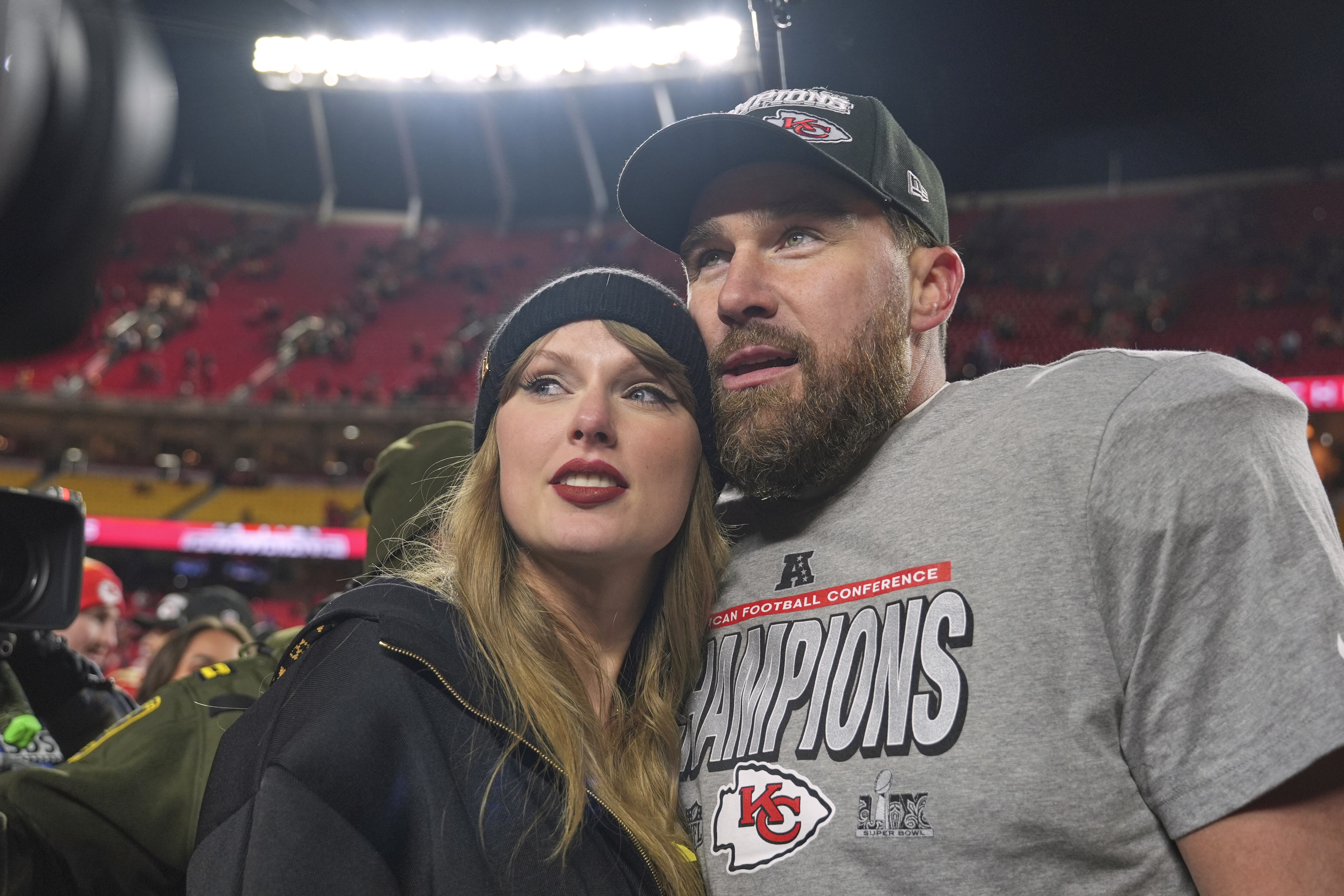 La relación entre Taylor Swift y Travis Kelce comenzó con un gesto espontáneo (AP/Charlie Riedel)