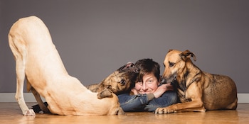 La fotógrafa alemana Elke junto