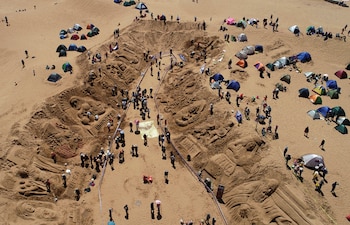 Artistas trabajan en esculturas de