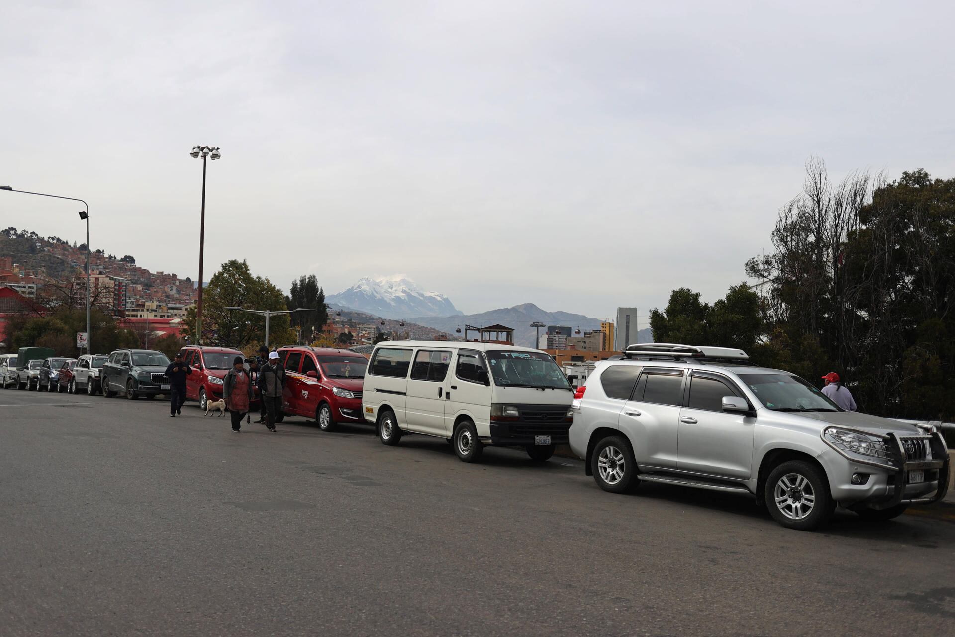 Personas abordo de vehículos hacen fila para comprar combustible este martes, en La Paz (Bolivia) (EFE/Luis Gandarillas)