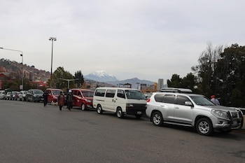 Personas abordo de vehículos hacen fila para comprar combustible este martes, en La Paz (Bolivia) (EFE/Luis Gandarillas)