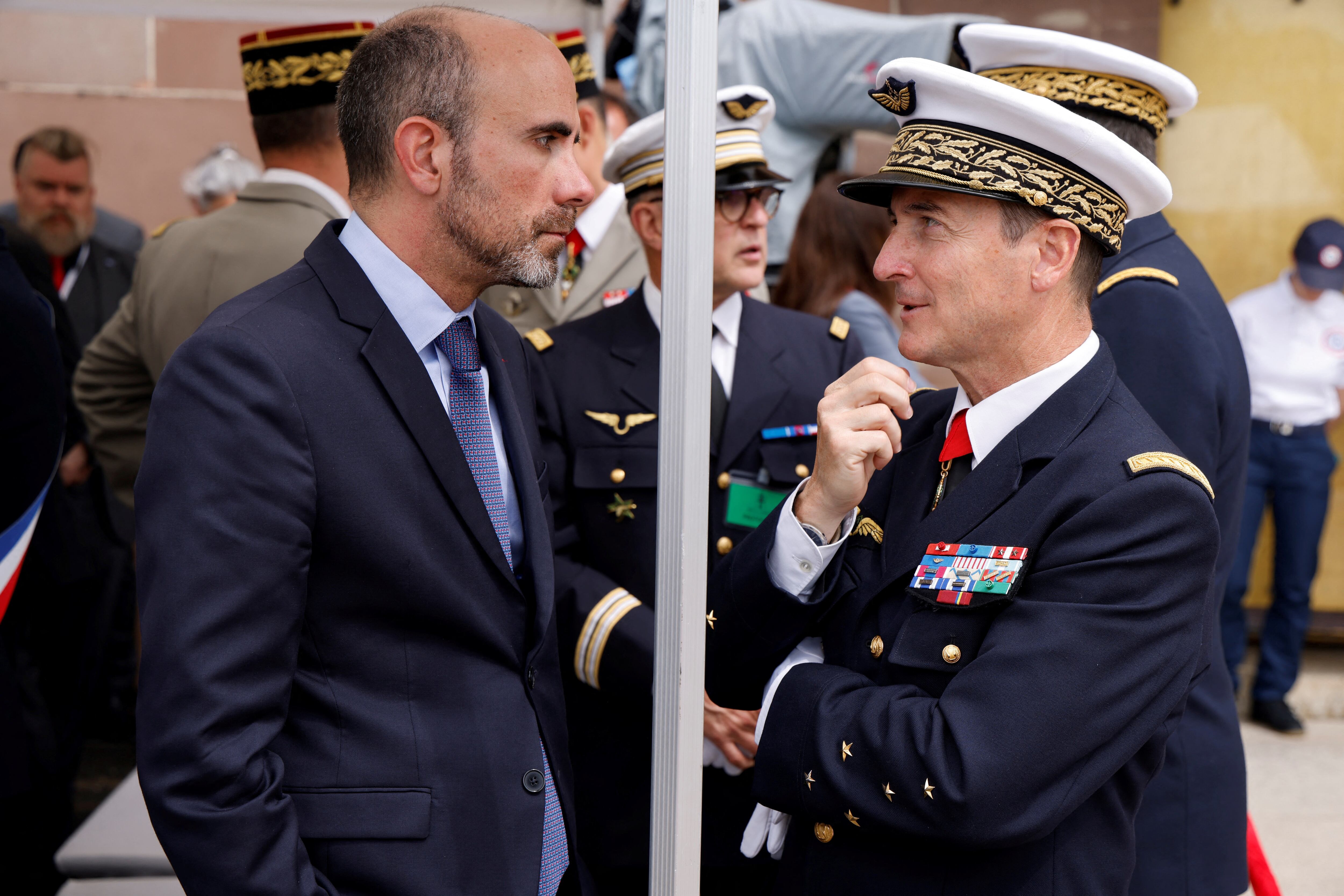 El jefe del Estado Mayor del presidente francés, Fabien Mandon, conversa con Nicolas Lerner, director de la Dirección General de Seguridad Exterior (DGSE), la agencia de inteligencia exterior de Francia (LUDOVIC MARIN/REUTERS)
