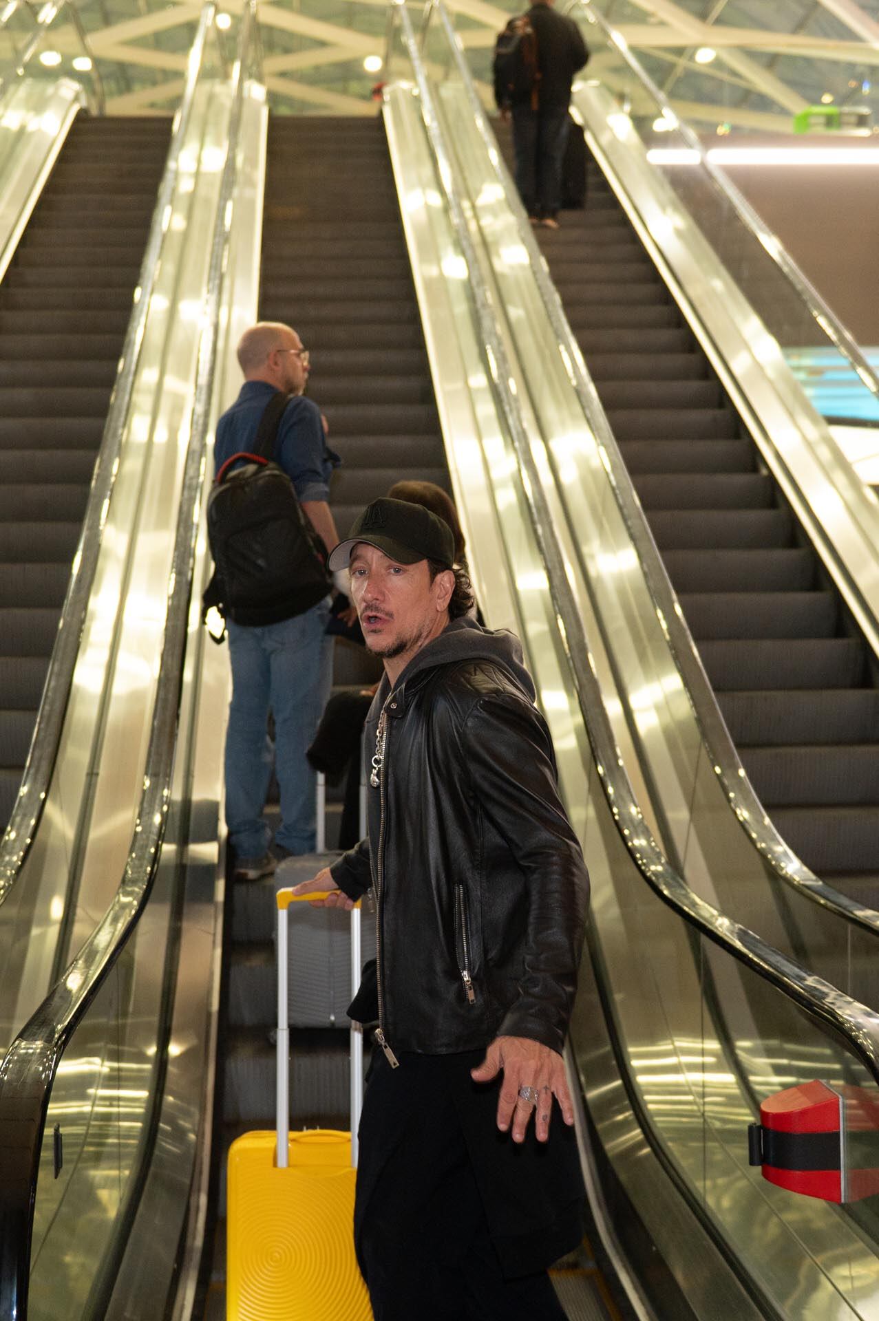 Con gorra visera y un look total black, Nico Vázquez viajó junto a su novia Dai Fernández a Nueva York