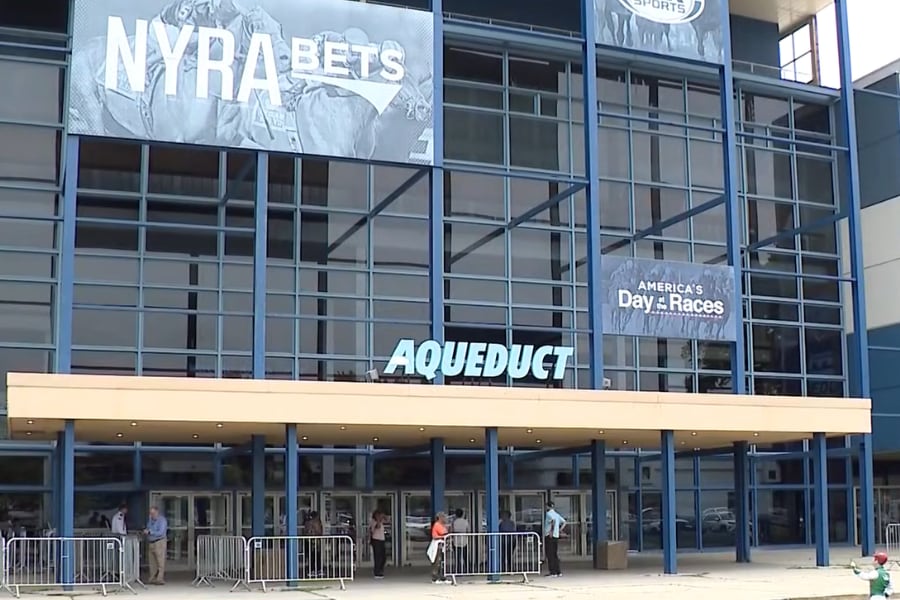 Aqueduct abrió en 1894 en Queens y se transformó en 1959 con una gran reinversión que incorporó subte, restaurantes y una tribuna para 35.000 personas (Captura de video: CBS New York).