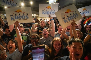 Asistentes celebran después de que la candidata demócrata al Congreso Melat Kiros ganara la nominación demócrata durante una fiesta de seguimiento de la noche electoral de las primarias, el martes 30 de junio de 2026, en The Broadway, Denver. (Foto AP/Rebecca Slezak)