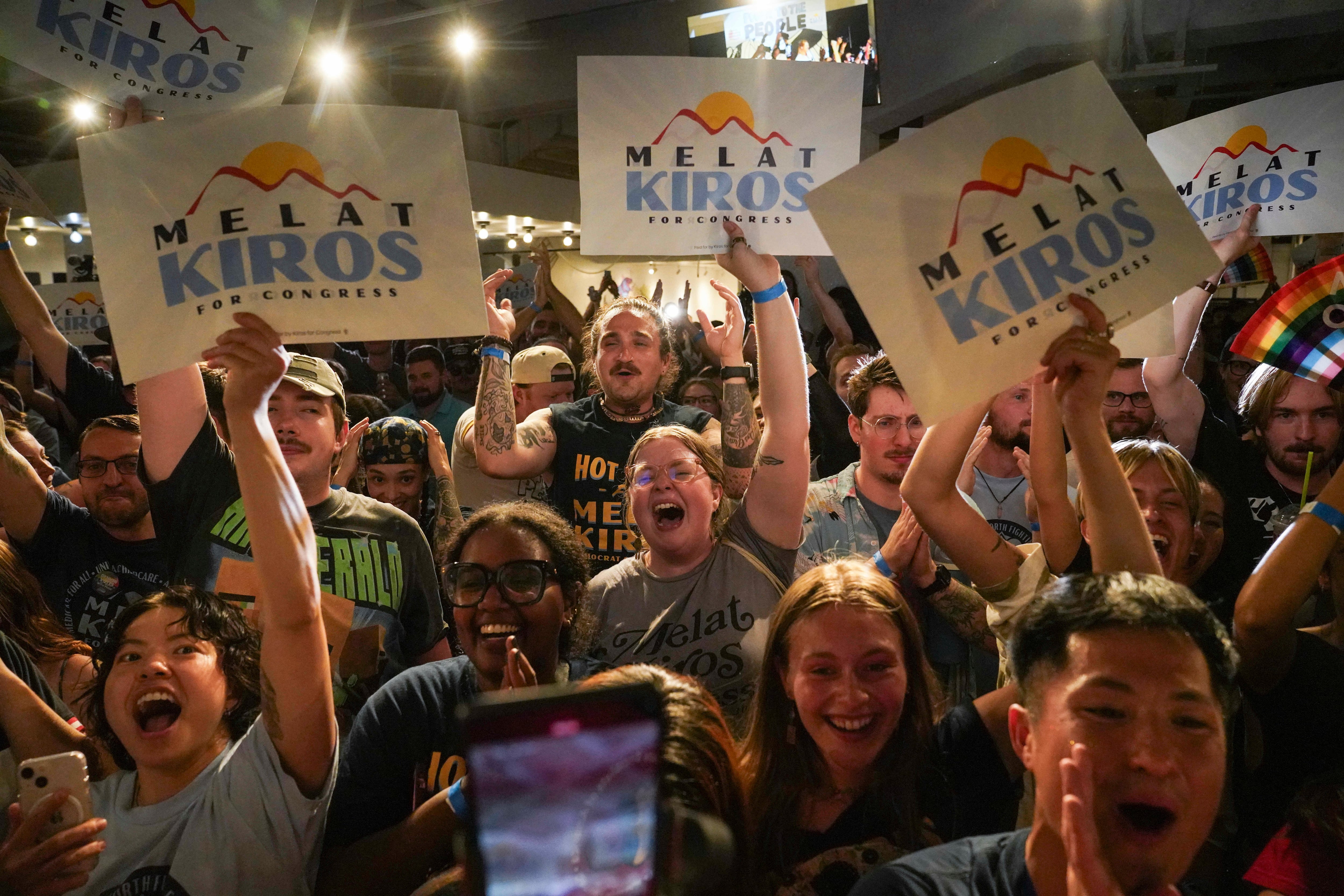 Asistentes celebran después de que la candidata demócrata al Congreso Melat Kiros ganara la nominación demócrata durante una fiesta de seguimiento de la noche electoral de las primarias, el martes 30 de junio de 2026, en The Broadway, Denver. (Foto AP/Rebecca Slezak)