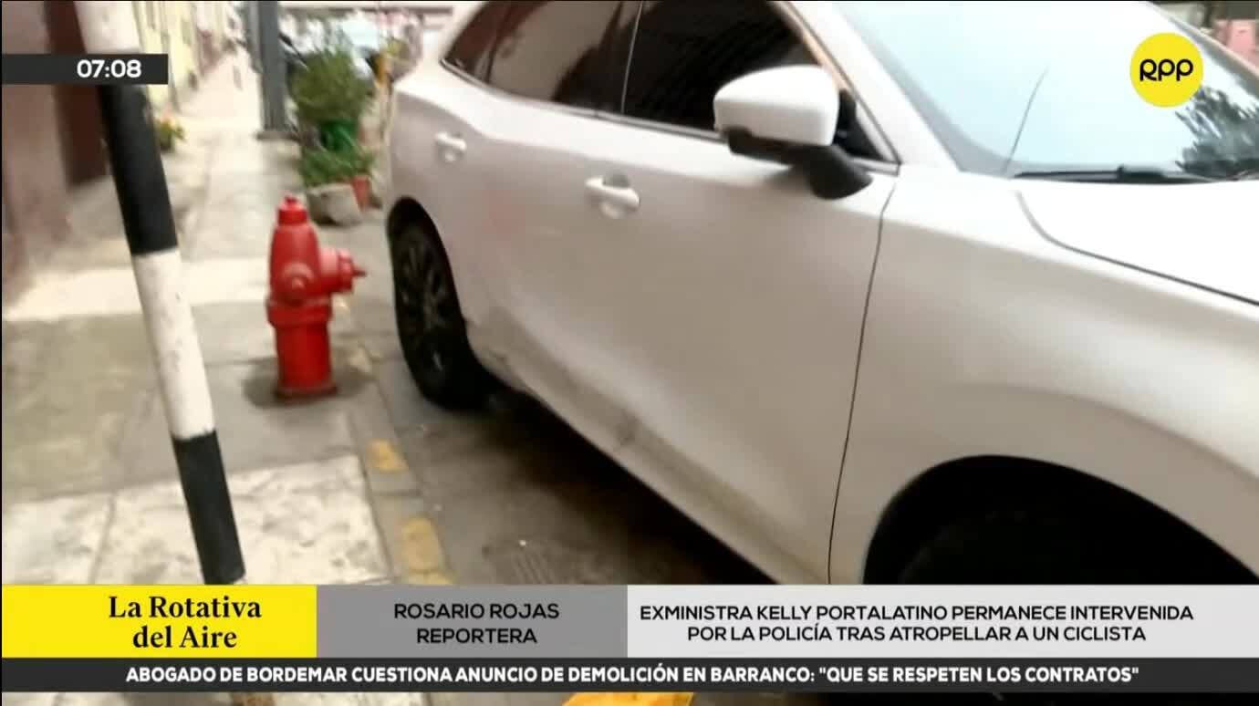 El automóvil blanco de la exministra Kelly Portalatino permanece en una calle tras registrarse un accidente de tránsito con un ciclista.