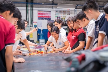 Jóvenes estudiantes participan en actividades de formación técnica como parte del proceso requerido por la Dirección de Integración para acceder a becas universitarias (Cortesía: @integracionsv).