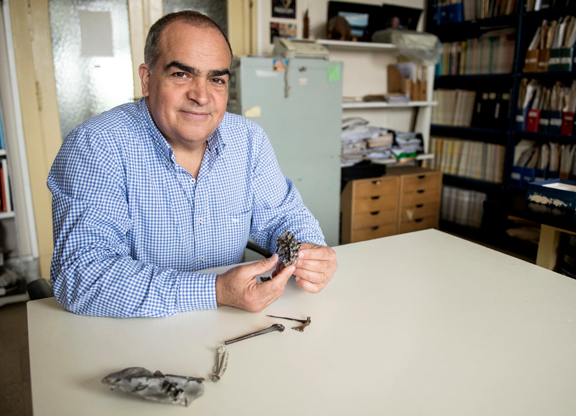 Fernando Novas fue uno de los paleontólogos que describió a la primera especie que forma parte de la familia de los dinosaurios unenlágidos en 1997. Ahora lideró el equipo que describió a Kank australis, junto con Matías Motta, Diego Pol, Federico Agnolin y colegas (Archivo Infobae)