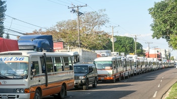 Choferes del transporte público en Bolivia entran en huelga contra el alza del diésel