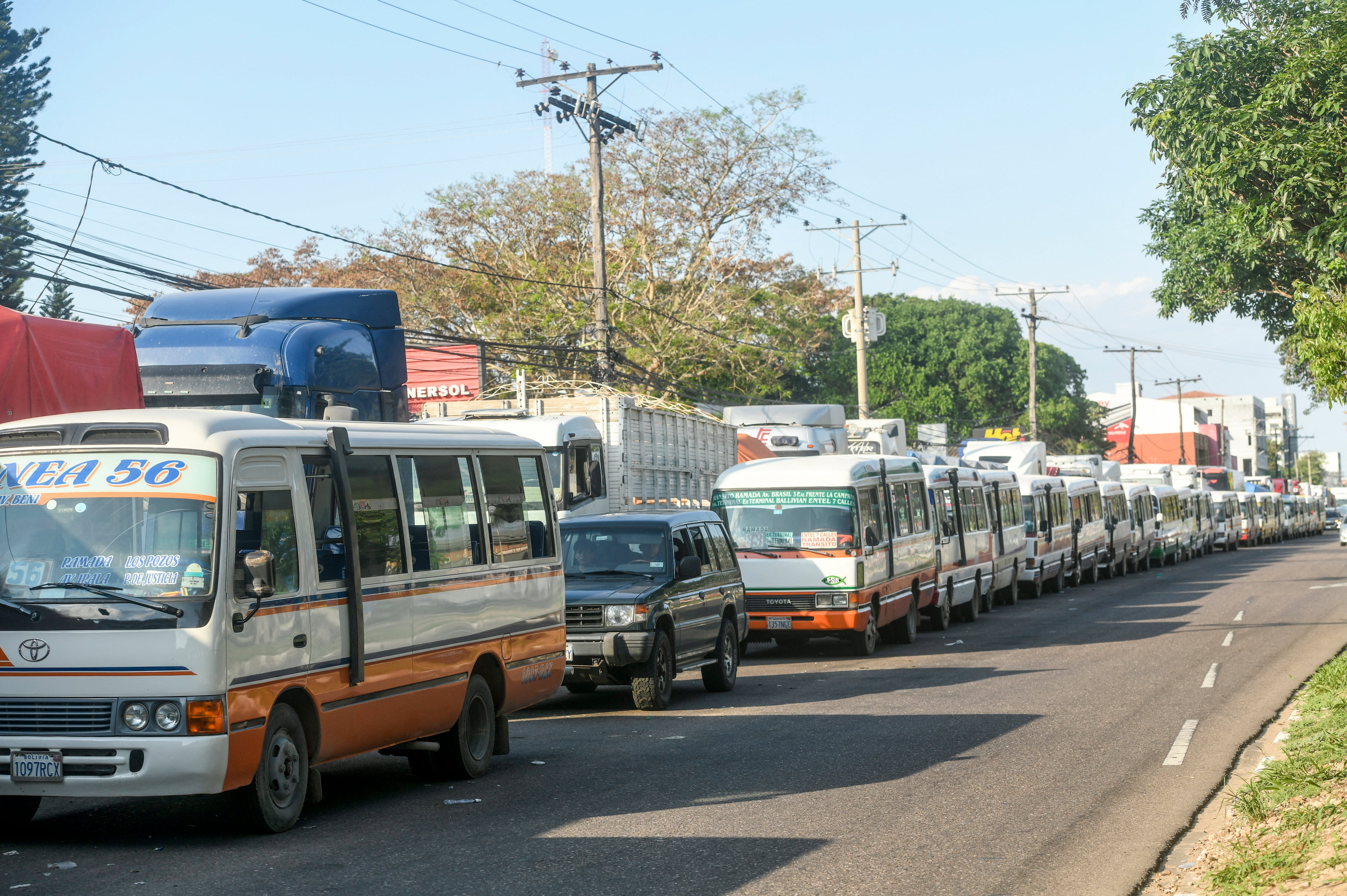 Imagen referencial de archivo. Vehículos del transporte público de Santa Cruz hacen fila para cargar combustible. (Photo by RODRIGO URZAGASTI / AFP)
