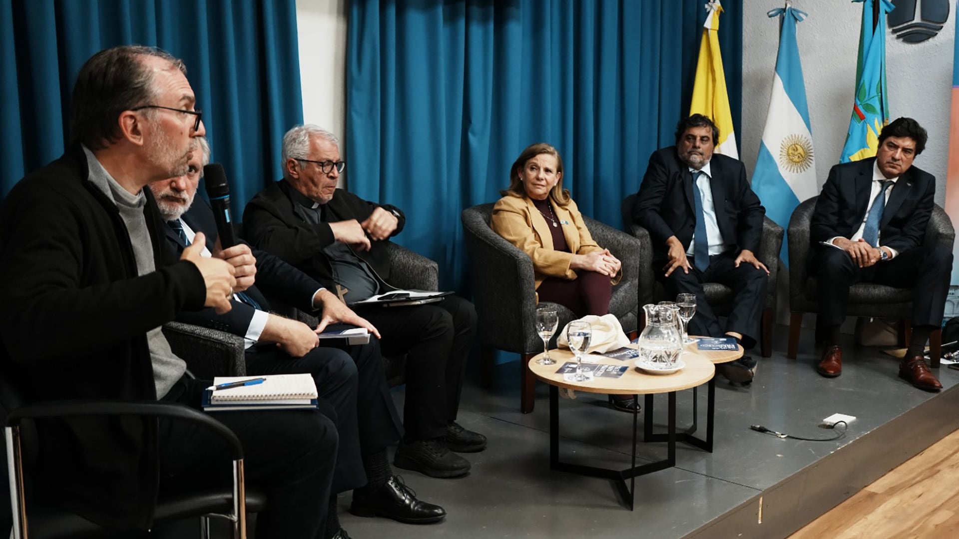 DEl encuentro en La Plata, participaron, entre otros, El juez de la Cámara Federal de Casación Penal, Alejandro Slokar, el procurador bonaerense Alejandro Conte Grand, Arzobispo de La Plata y presidente de Cáritas Argentina, Monseñor Gustavo Carrara, y el Obispo de San Justo, Monseñor Eduardo García