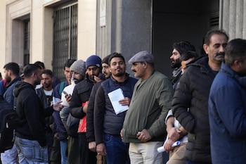 Largas colas en el consulado de Pakistán en Barcelona esta semana. (David Zorrakino/Europa Press)