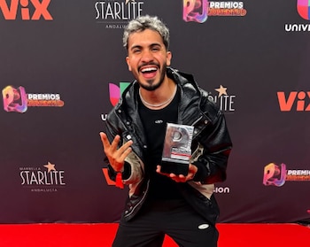 El intrépido youtuber costarricense Cristopher Araya tocó la cima este jueves al ganar la categoría #ModoAvión de los Premios Juventud 2026 (Cortesía: Cristopher Araya).