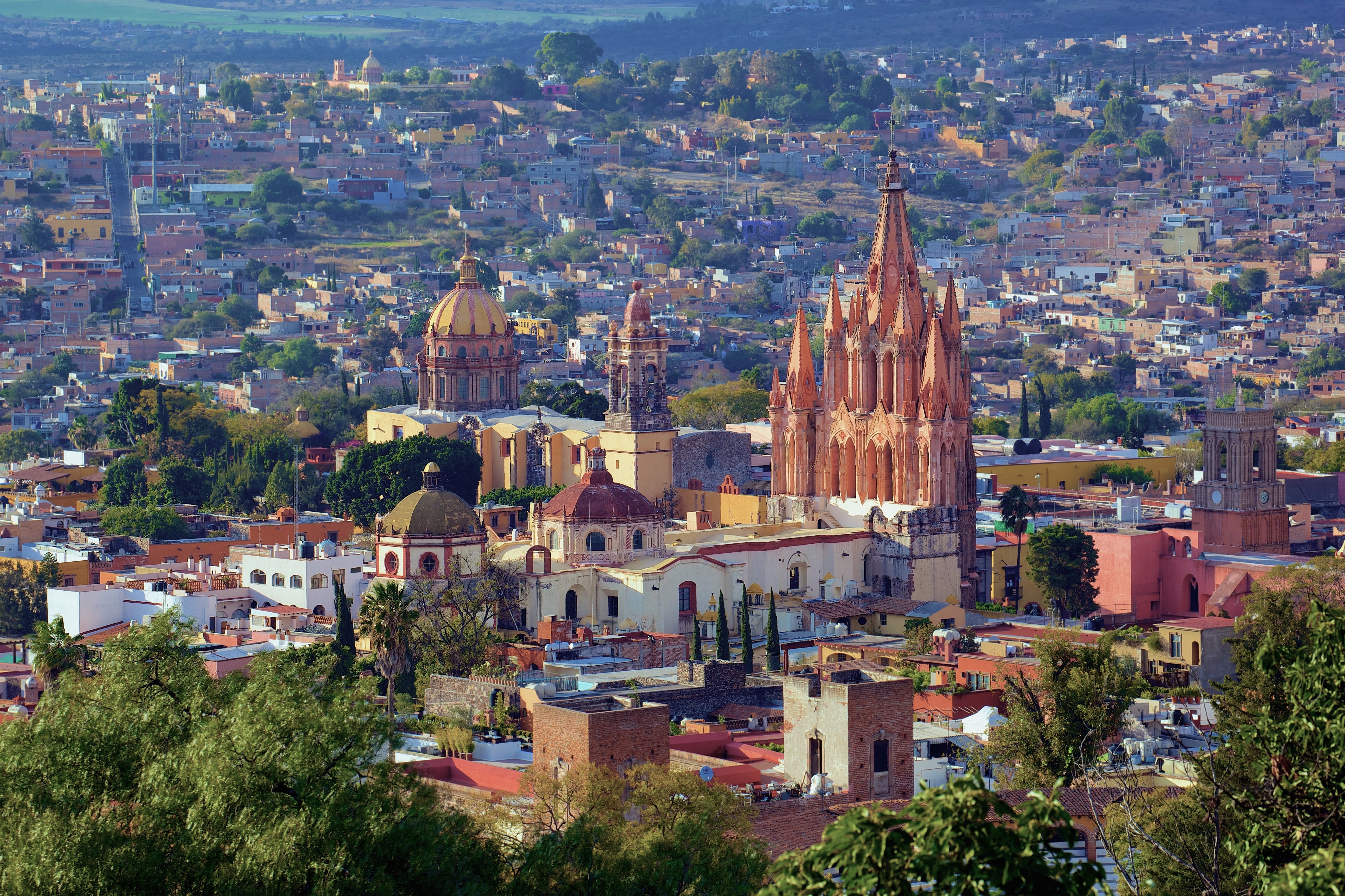 San Miguel de Allende combina patrimonio y colaboración con creadores locales en piezas funcionales (Wikimedia).