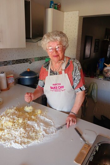 La mamá del exvoleibolista, Aurora, luciendo sus habilidades culinarias (Foto/Archivo personal del entrevistado)