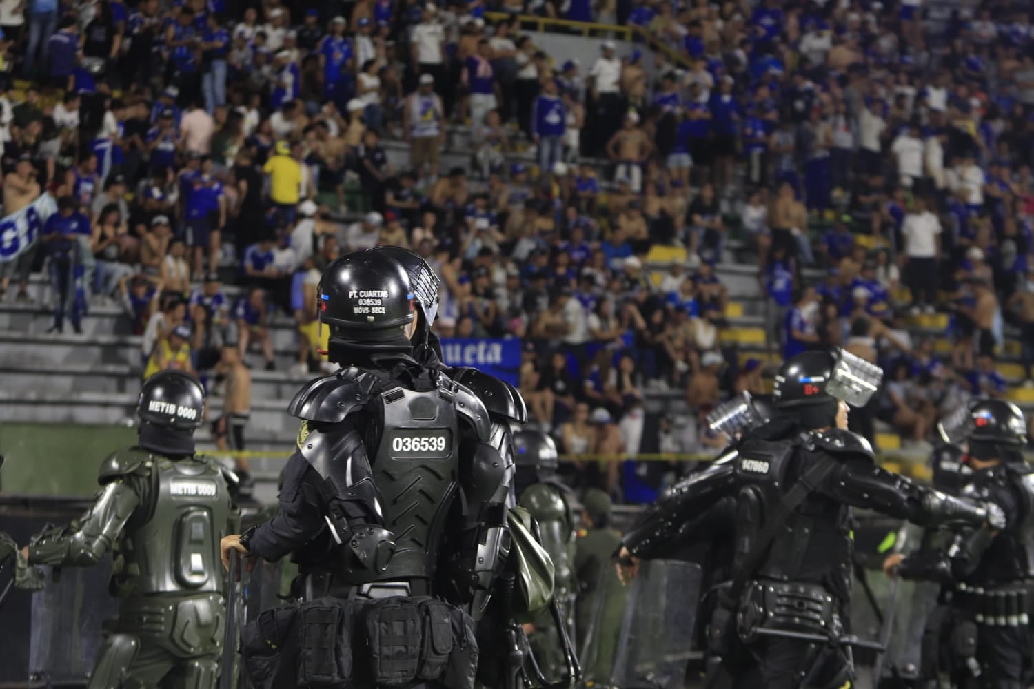 La Ley 1356 de 2009 sanciona conductas prohibidas en los estadios, como portar arma blanca, arrojar objetos, participar en riñas e incitar delitos en eventos deportivos - crédito Jorge Cuellar/Colprensa