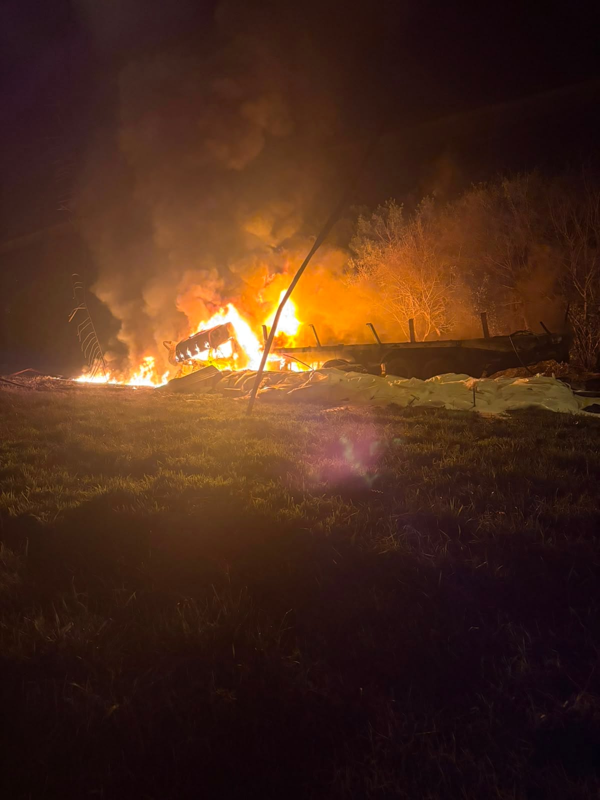 La sustancia química que transportaba el camión aceleró la combustión y desencadenó una tragedia. No se reportaron heridos ni daños a terceros (Policía de Entre Ríos)