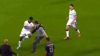 Extraña invasión de campo de