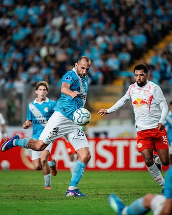 Hernán Barcos tuvo dos disparos al arco ante Red Bull Bragantino, pero no pudo anotar. - créditos: Sporting Cristal