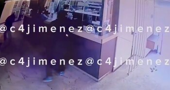 En el mostrador, ella se