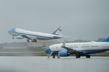 Donald Trump advirtió que Irán tiene plazo hasta el martes para aceptar los términos de paz y reabrir el Estrecho de Ormuz. (REUTERS/Ken Cedeno)