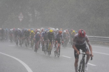 La lluvia afecta el tranquilo desarrollo de la etapa 5 en el Giro de Italia - crédito Giro de Italia