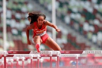 María Vicente de España compite durante las rondas clasificatorias de heptatlón - 100m vallas por los Juegos Olímpicos 2020, este miércoles en el Estadio Olímpico de Tokio (Japón). EFE/ Juan Ignacio Roncoroni