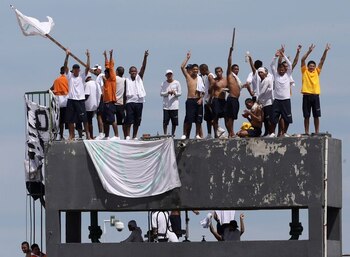Reos de la prisión Puraquequara protestan en el techo durante un motín luego de un brote de COVID-19, la enfermedad causada por el coronavirus, en Manaos, Brasil. 2 de mayo, 2020. REUTERS/Bruno Kelly