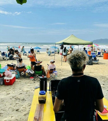 Damo vende también vende hamburguesas