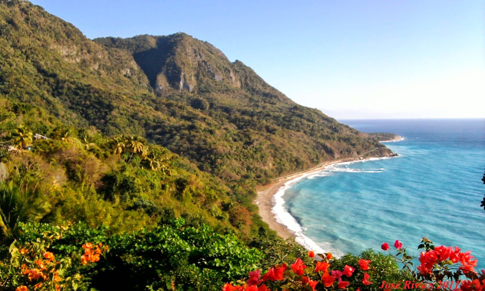 La impresionante costa de la región de Enriquillo y Pedernales en República Dominicana, con sus montañas verdes, playas de arena y aguas turquesas, ofrece un paisaje de incomparable belleza natural. (Cortesía)