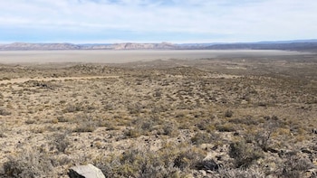 La postal desértica del lago