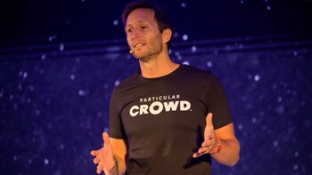 Tomas Yankelevich presentando su productora de cine, Paricular Crowd, durante el NATPE 2020