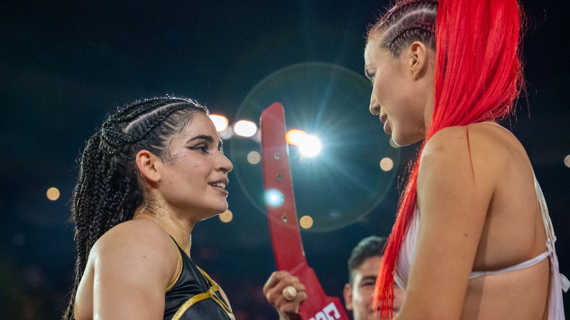 Tres días después de caer ante Flor Vigna por decisión unánime en la Arena Ciudad de México, Alana Flores rompió el silencio y confesó que llegó a la pelea al cincuenta por ciento emocionalmente. (@supernovaboxing)