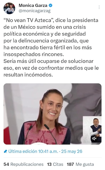 Captura de pantalla de un tuit de Mónica Garza con texto crítico y una foto de Claudia Sheinbaum sonriendo en un podio con un intérprete de lenguaje de señas en miniatura