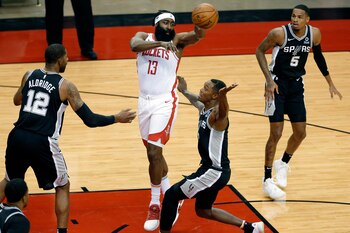 James Harden anotó 12 puntos