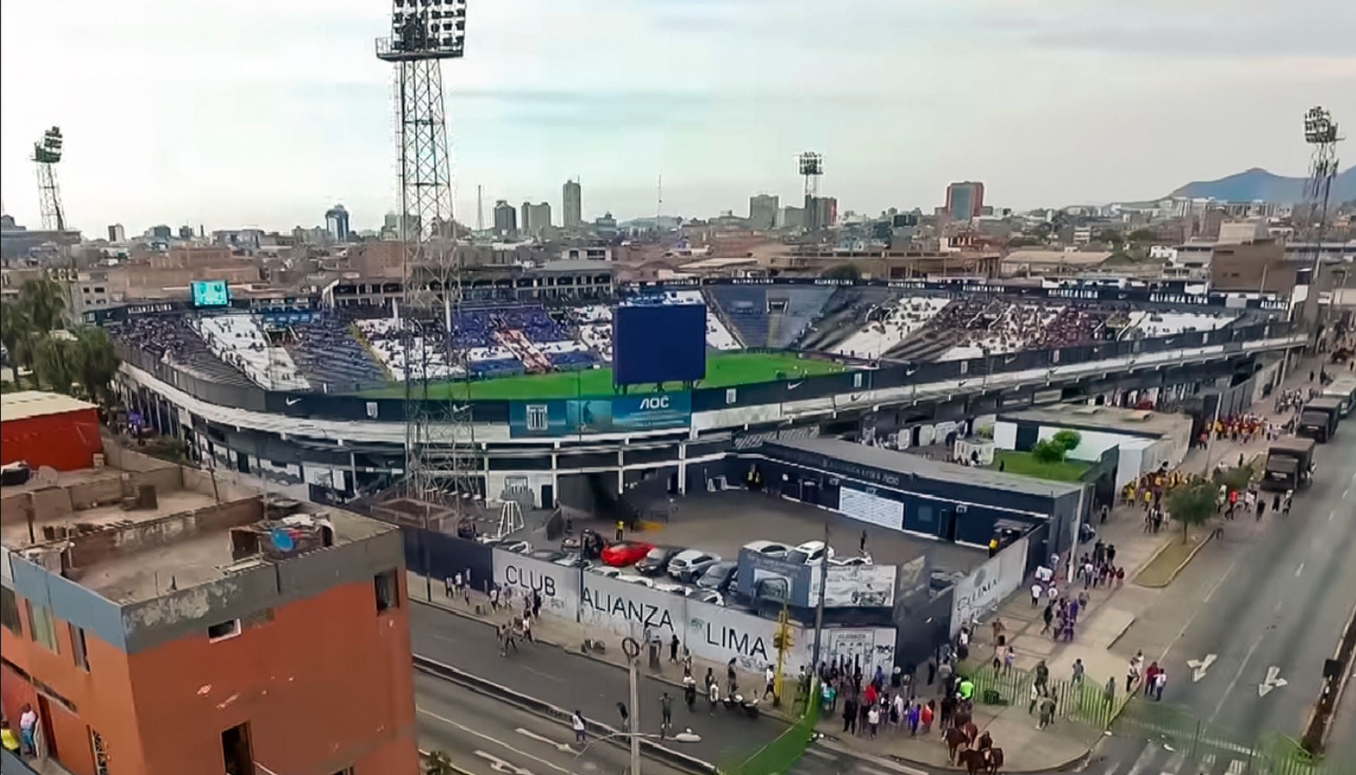 La directiva de Sporting Cristal intensifica gestiones para definir la sede de su debut internacional en la Copa Libertadores, tras la clausura del Estadio Alejandro Villanueva por motivos de seguridad luego de graves incidentes previos al clásico peruano (Alianza Lima)