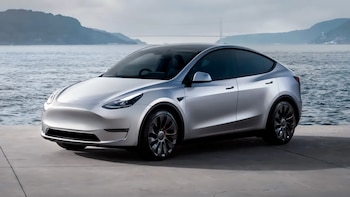 La característica de un frente sin parrilla es una de las fortalezas estéticas que Tesla imprimió a sus modelos
