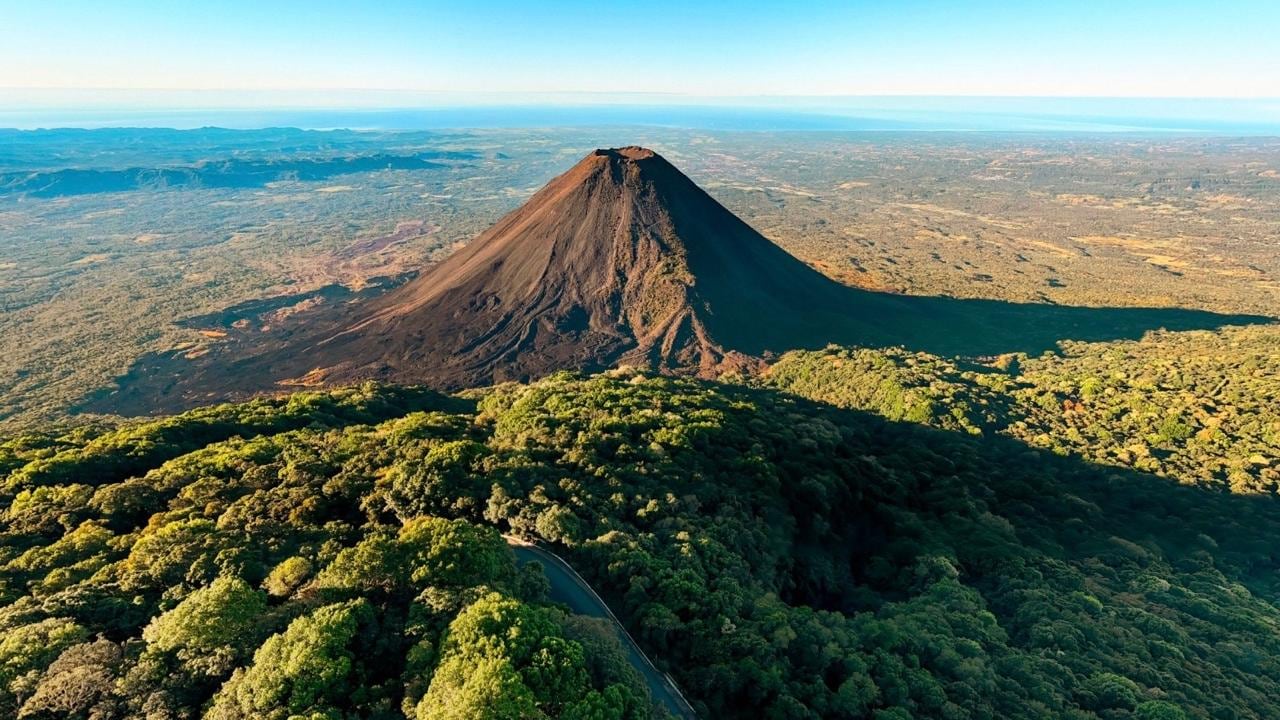 El Parque Natural Cerro Verde, ubicado en el departamento de Santa Ana, El Salvador, destaca por sus senderos rodeados de exuberante vegetación y vistas panorámicas a los volcanes Izalco e Ilamatepec. Este espacio es ideal para el turismo ecológico y la observación de aves. Ofrece áreas de descanso, guías y actividades al aire libre para visitantes nacionales y extranjeros./ (MITUR)