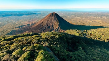 La Caldera de Ilopango, el volcán de Santa Ana y el Turrialba integran el mapa regional de riesgo volcánico en Centroamérica por sus antecedentes eruptivos y su cercanía con zonas habitadas./ (MITUR)